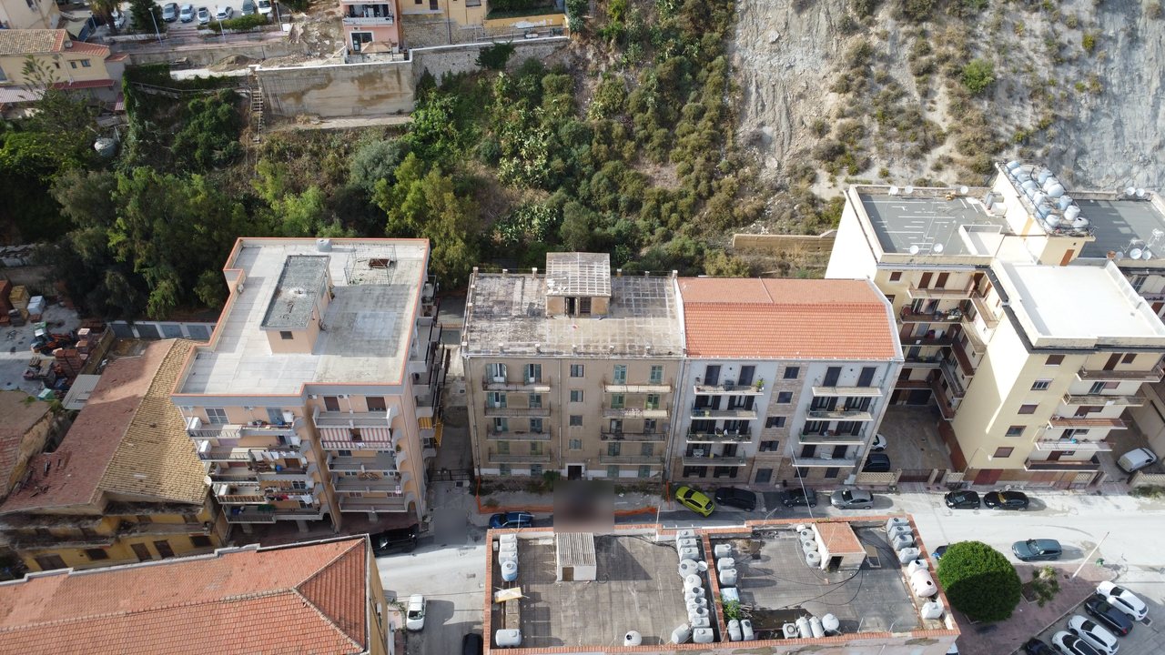 Ripresa drone del palazzo centrale in via Abramo Lincoln 35 e degli edifici circostanti.